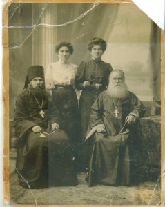 Могилевские: о.Николай, Меланья, Анастасия, о.Никифор. Екатеринослав, 1909 г.